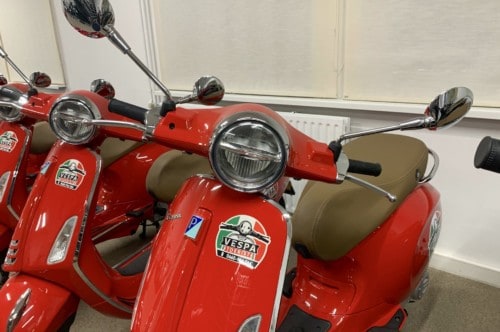 vespatoerist-in-de-winkel-17-104541-1920