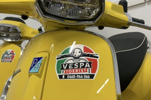 vespatoerist-in-de-winkel-25-104541-1920